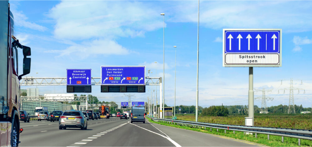 Dynamic hard shoulder lane sign
