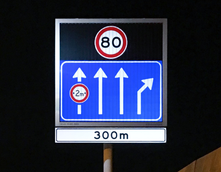 Dynamic hard shoulder lane sign 4